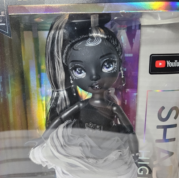 New Shadow High Shanelle Onyx Rainbow High Fashion Doll - Picture 5 of 9